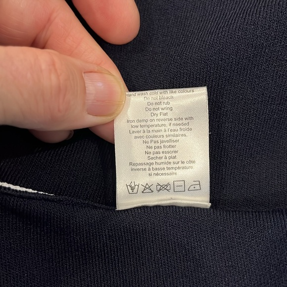 EUC Navy Gabby Isabella round neck navy sweater with longer asymmetrical hem - Picture 11 of 11